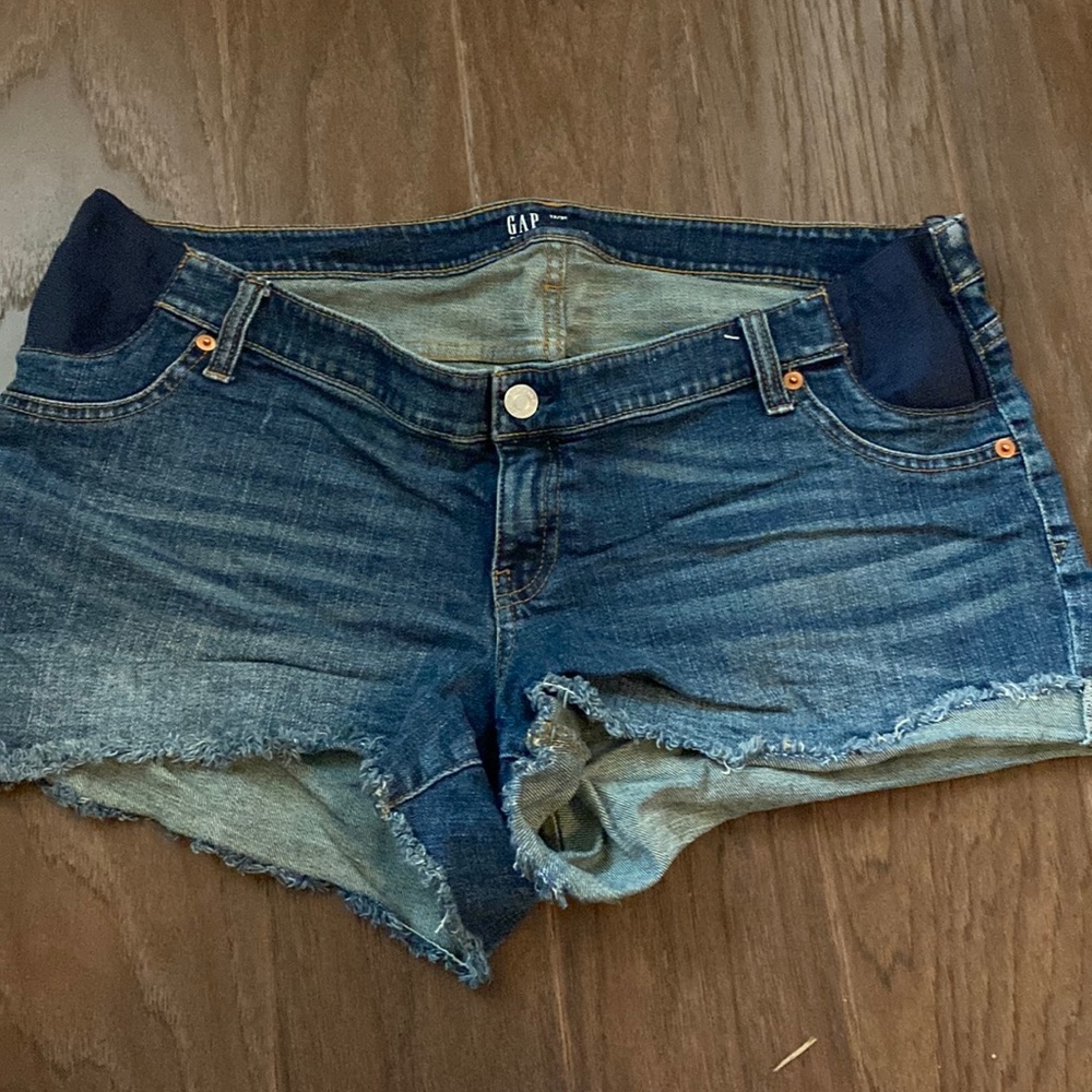 Gap maternity shorts